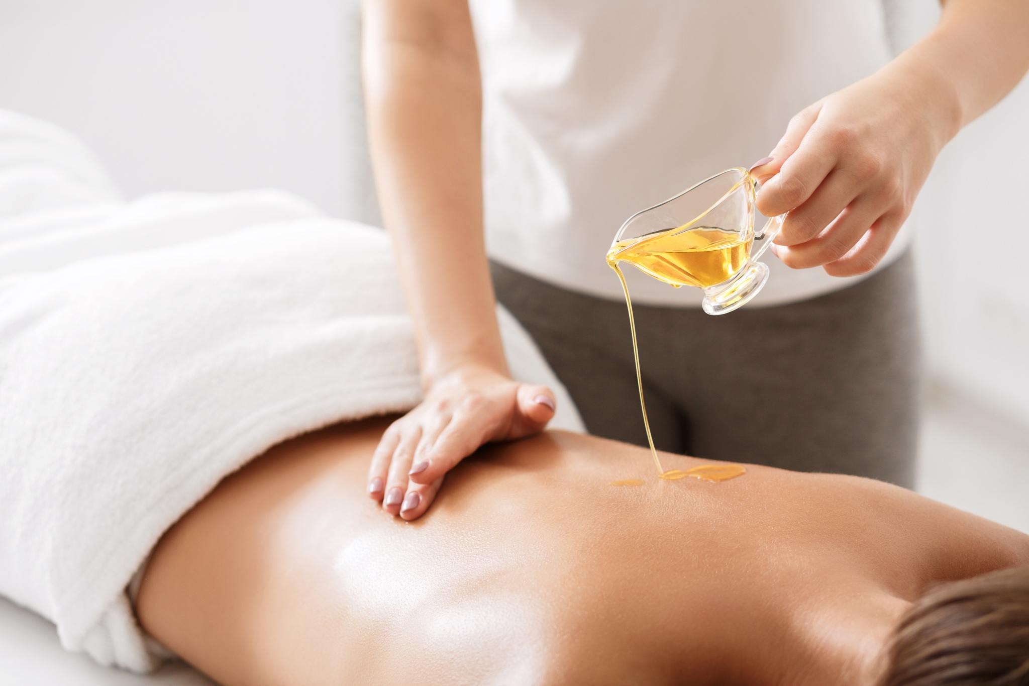 Wellness Massage mit Aroma-Öl